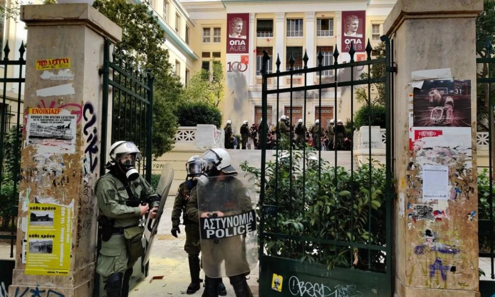 Ομάδα «Αναρχικοί/ες»: Ανέλαβε την ευθύνη για την εισβολή στην ΑΣΟΕΕ και τον ξυλοδαρμό του καθηγητή